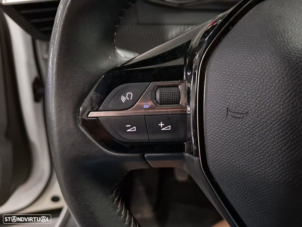 Peugeot 2008 1.2 PureTech Active — fotografia 16