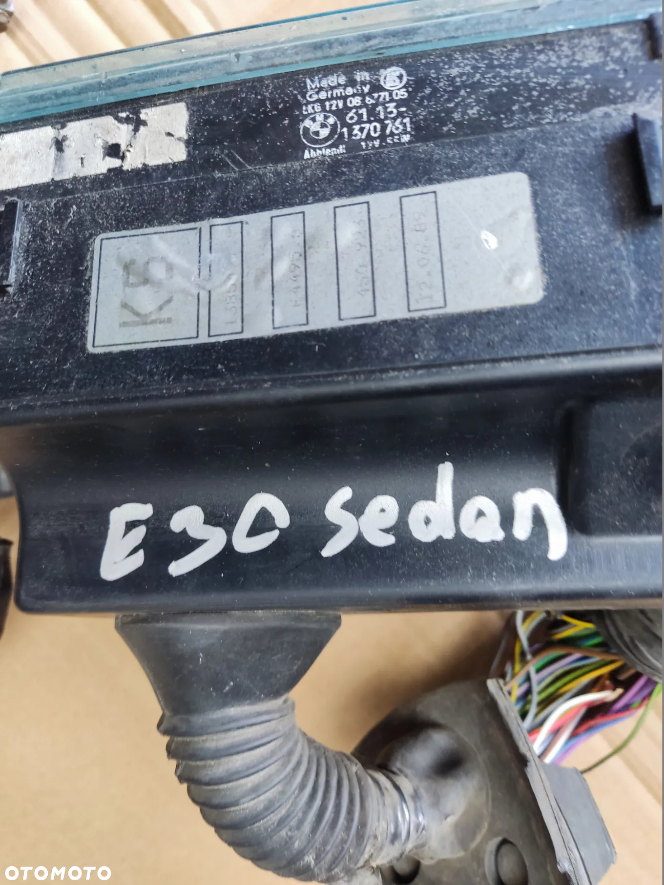 BMW E30 WIĄZKA SKRZYNKA BEZPIECZNIKÓW 1370761 - 2
