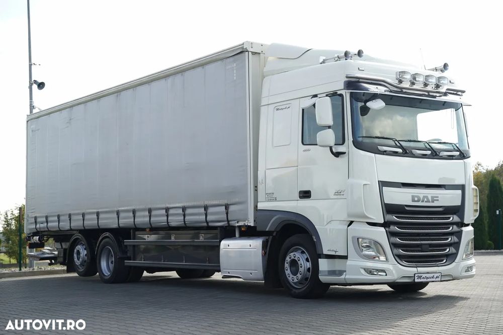DAF XF 460 / 6x2 / PRELATĂ CULISANTĂ - 9,4 m / CAMION RIGID / PLATFORMĂ HIDRAULICĂ DHOLLANDIA - 1.500 kg /  I- PARK COOL / PODEA REZISTENTĂ (HEAVY-DUTY) / - 8
