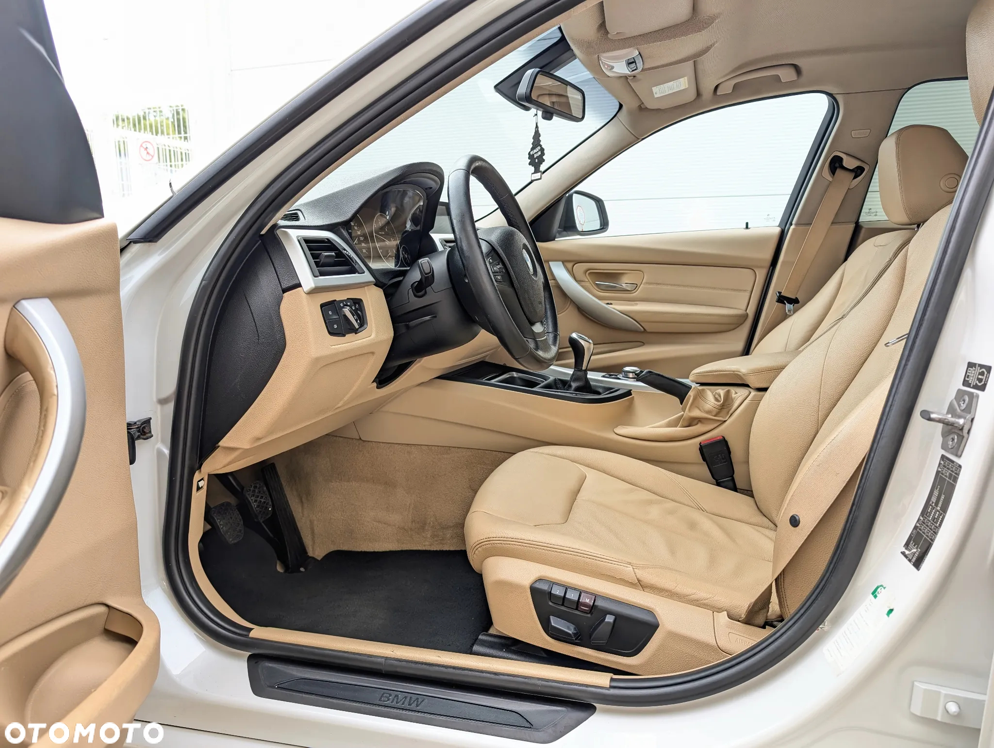 BMW Seria 3 320d DPF Touring Edition Exclusive - 12