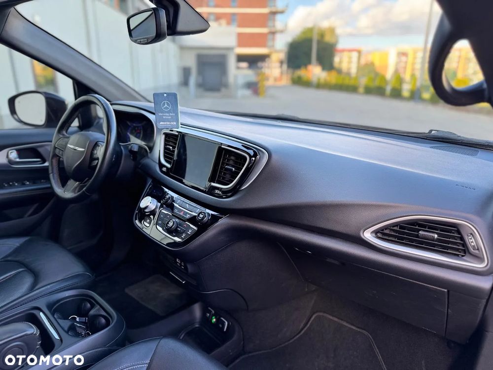 Chrysler Pacifica - 13