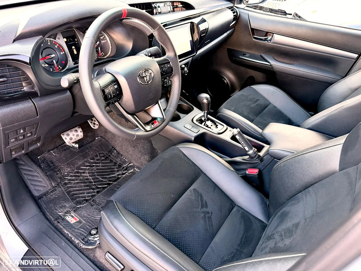 Toyota Hilux 2.8 D-4D 4WD GR Sport - 21