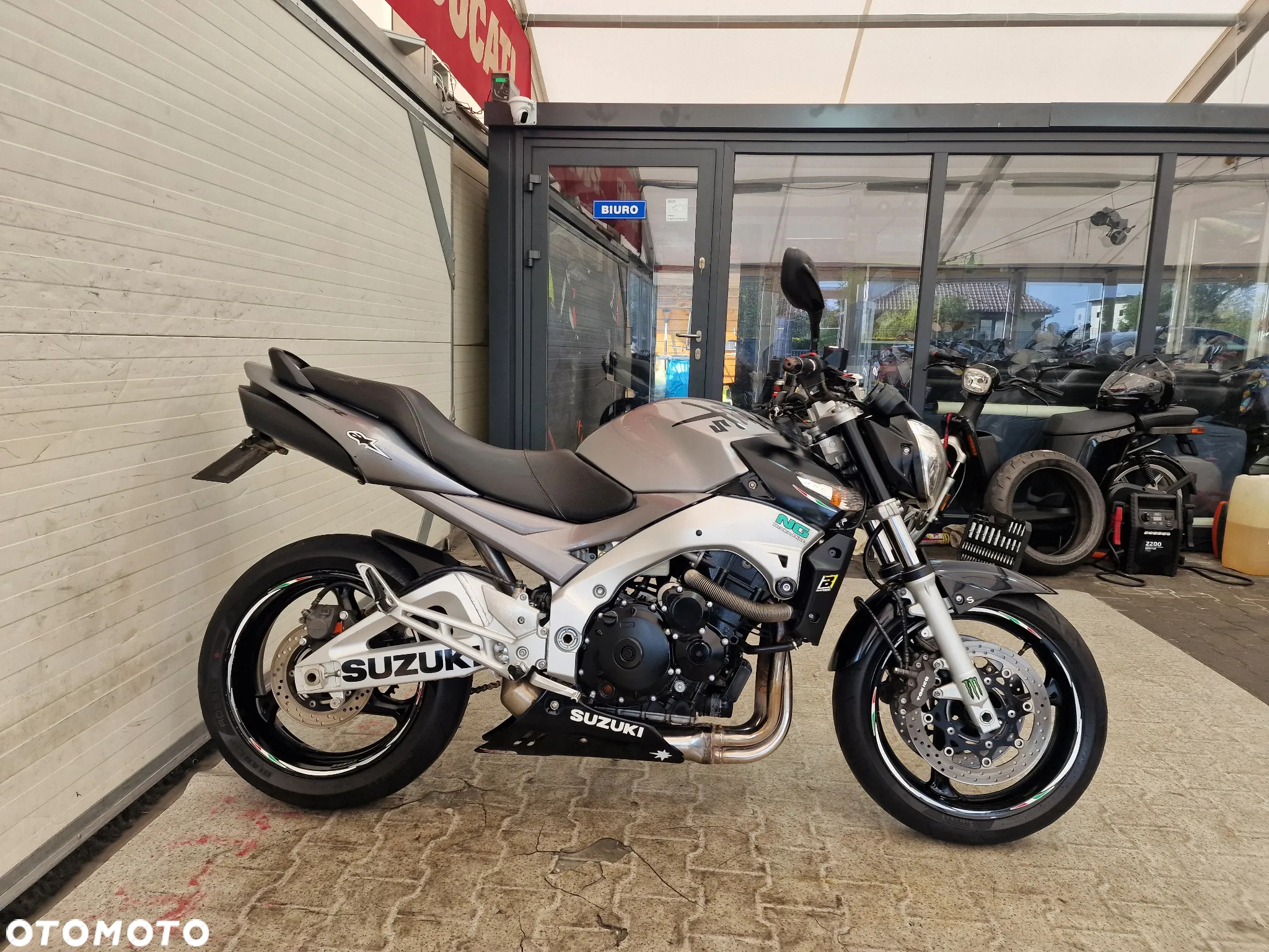 Suzuki GSR - 10