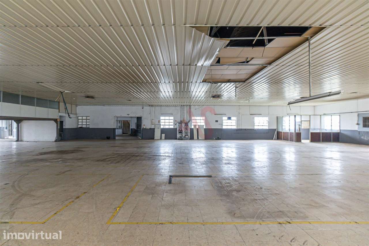 Armazém Industrial com Ampla Área de Terreno (2 Lotes Incluídos) - Reg - Grande imagem: 2/28
