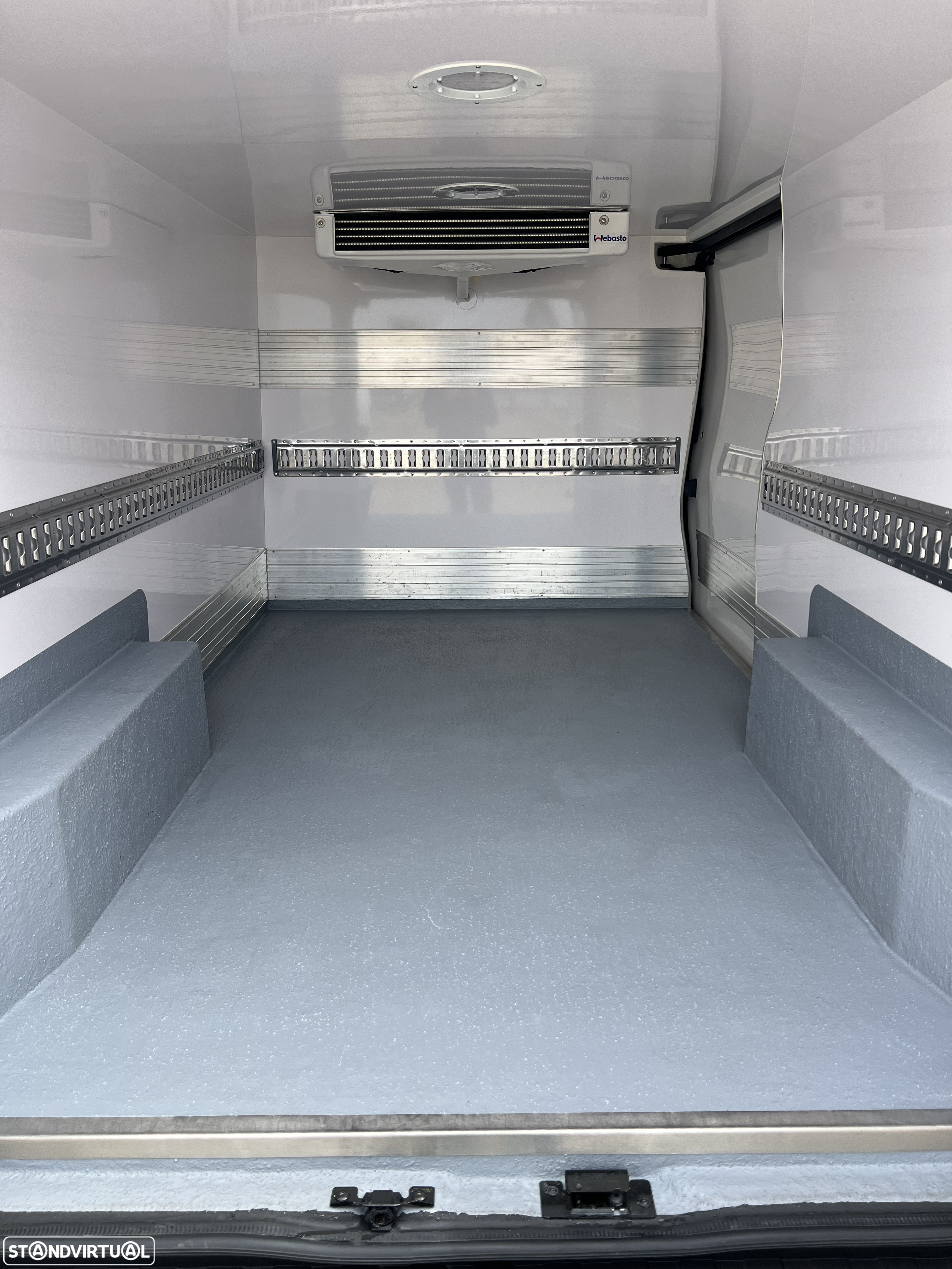 Renault Trafic Van 2.0 DCi 150cv c/ frio + caixa isotérmica - 20