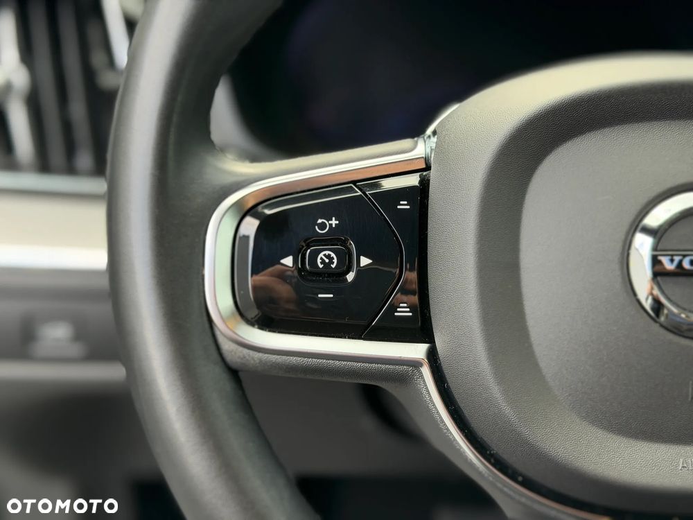 Volvo XC 60 B4 D Plus Dark - 18