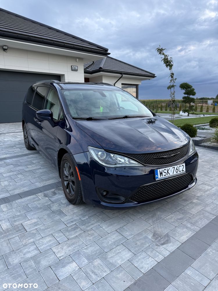Chrysler Pacifica - 1
