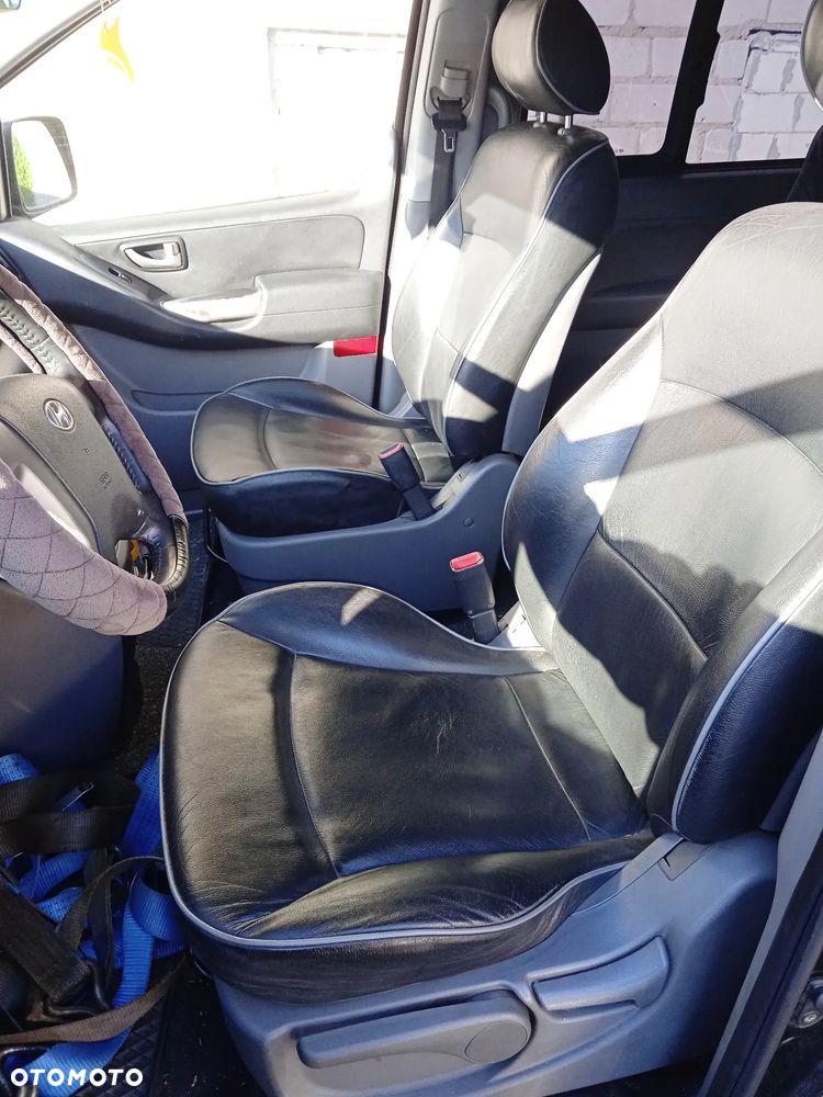 Na części Hyundai H1 II Wagon 2.5 CRDI 2010 lakier NBA silnik D4CBA skrzynia biegów GZ04 maska klapa drzwi przesuwne zderzak lampa błotnik fotel kanapa 7 miejsc szyba - 16