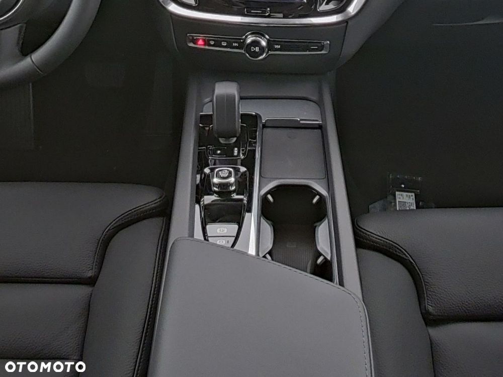 Volvo V60 B4 B DKG Plus Dark - 6