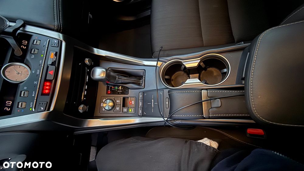 Lexus NX 300h Business Edition AWD - 18