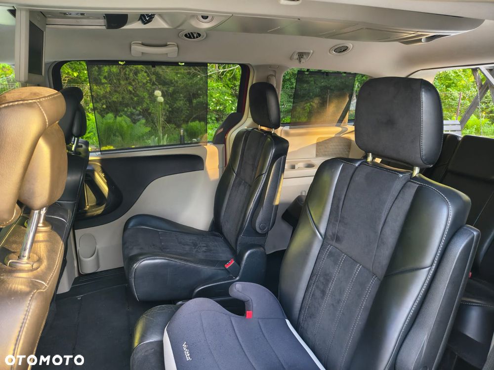 Chrysler Town & Country - 11