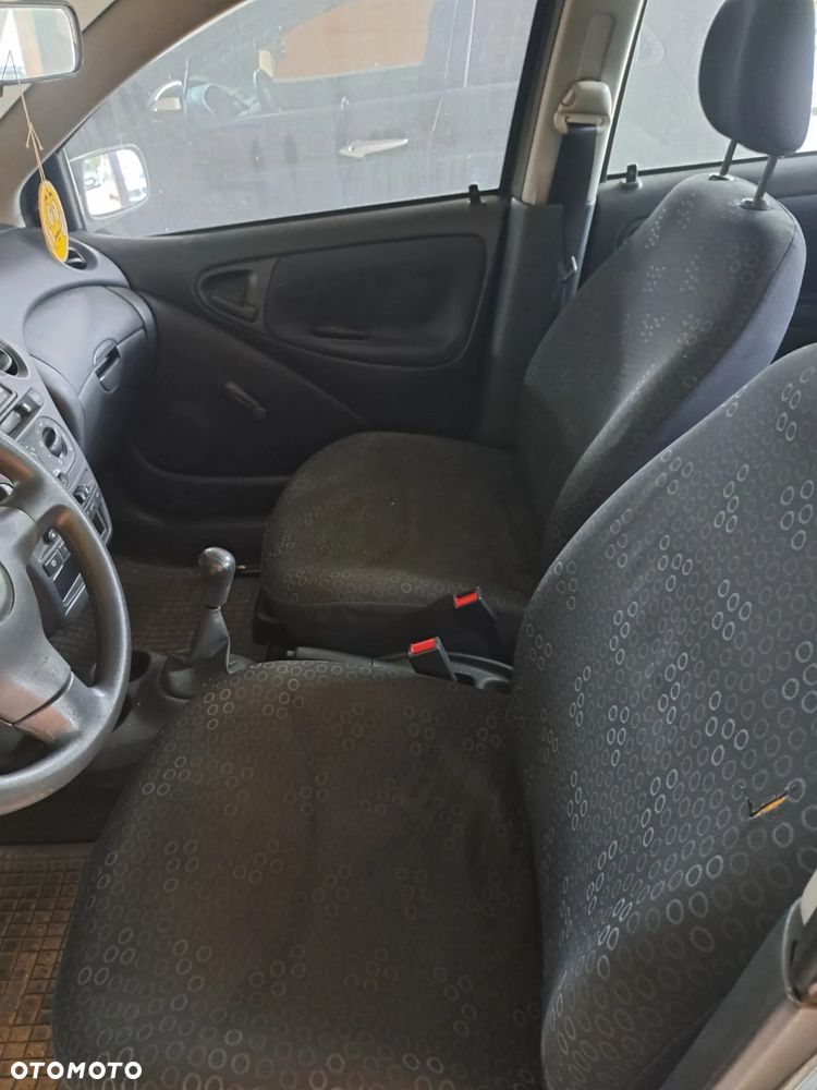 Toyota Yaris 1.3 Sol - 4