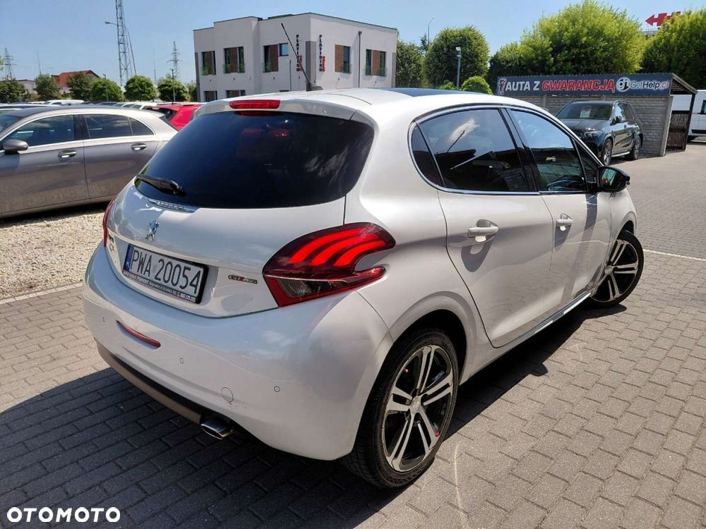 Peugeot 208 - 8