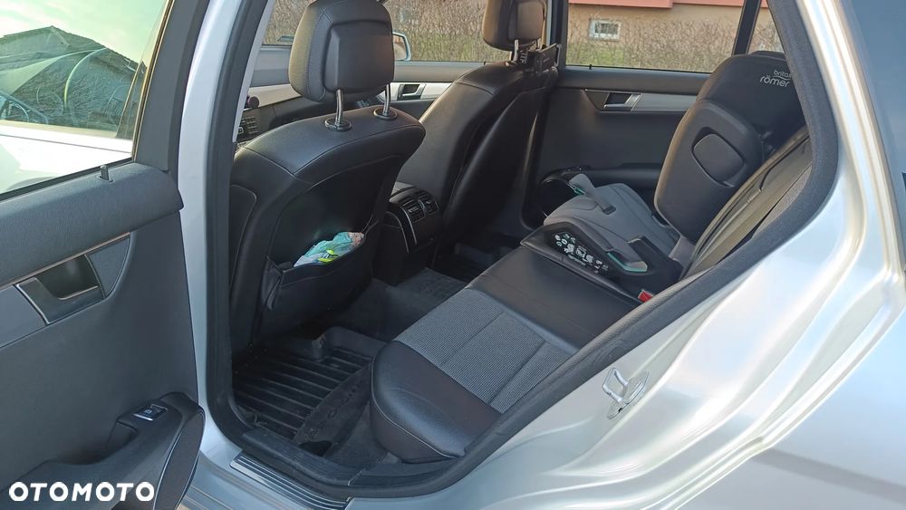Mercedes-Benz Klasa C 180 CGI BlueEFFICIENCY Avantgarde - 13
