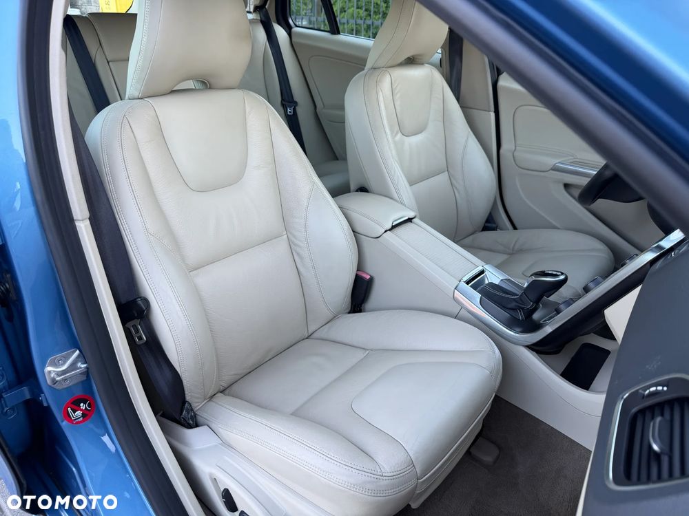 Volvo V60 D6 Plug-In-Hybrid AWD Geartronic Summum - 11