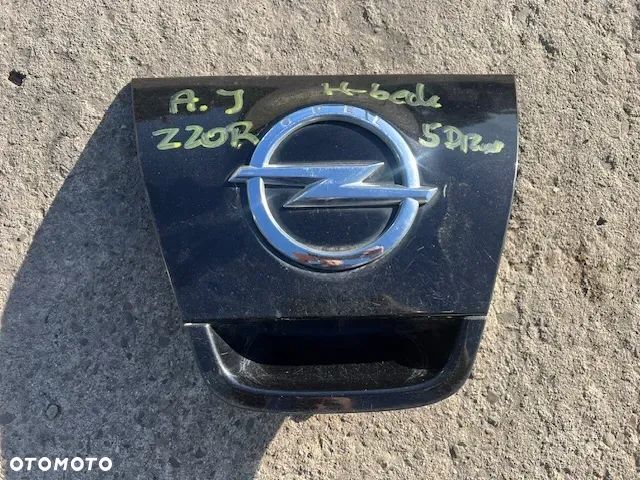 BLENDA KLAMKA KLAPY TYŁ TYLNEJ EMBLEMAT MIKRO STYK 13271374 OPEL ASTRA IV J 5D - 1