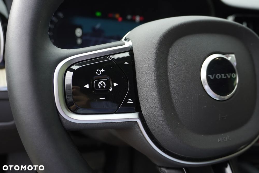 Volvo XC 60 B5 B AWD Plus Dark - 34