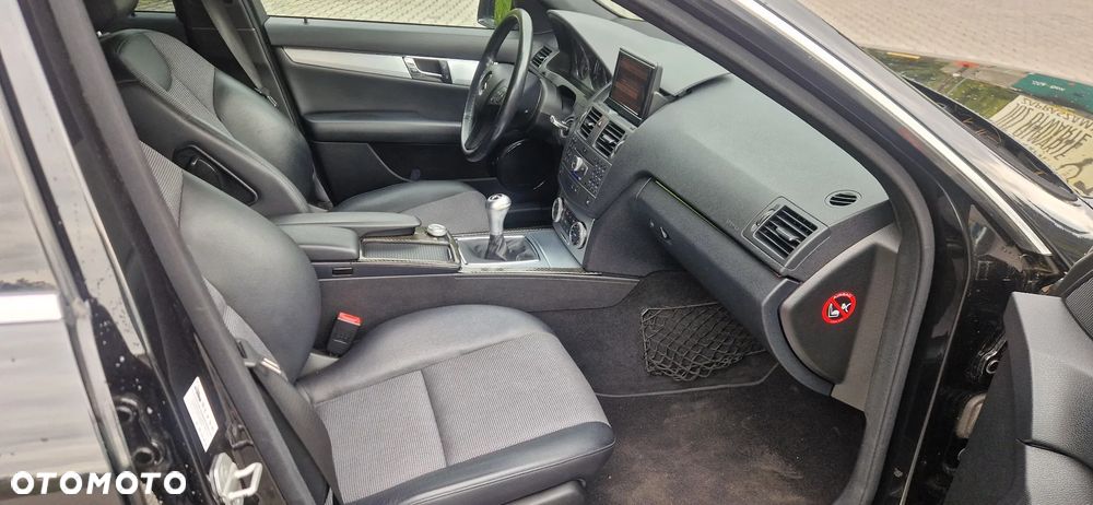 Mercedes-Benz Klasa C 180 CGI BlueEFFICIENCY Avantgarde - 22