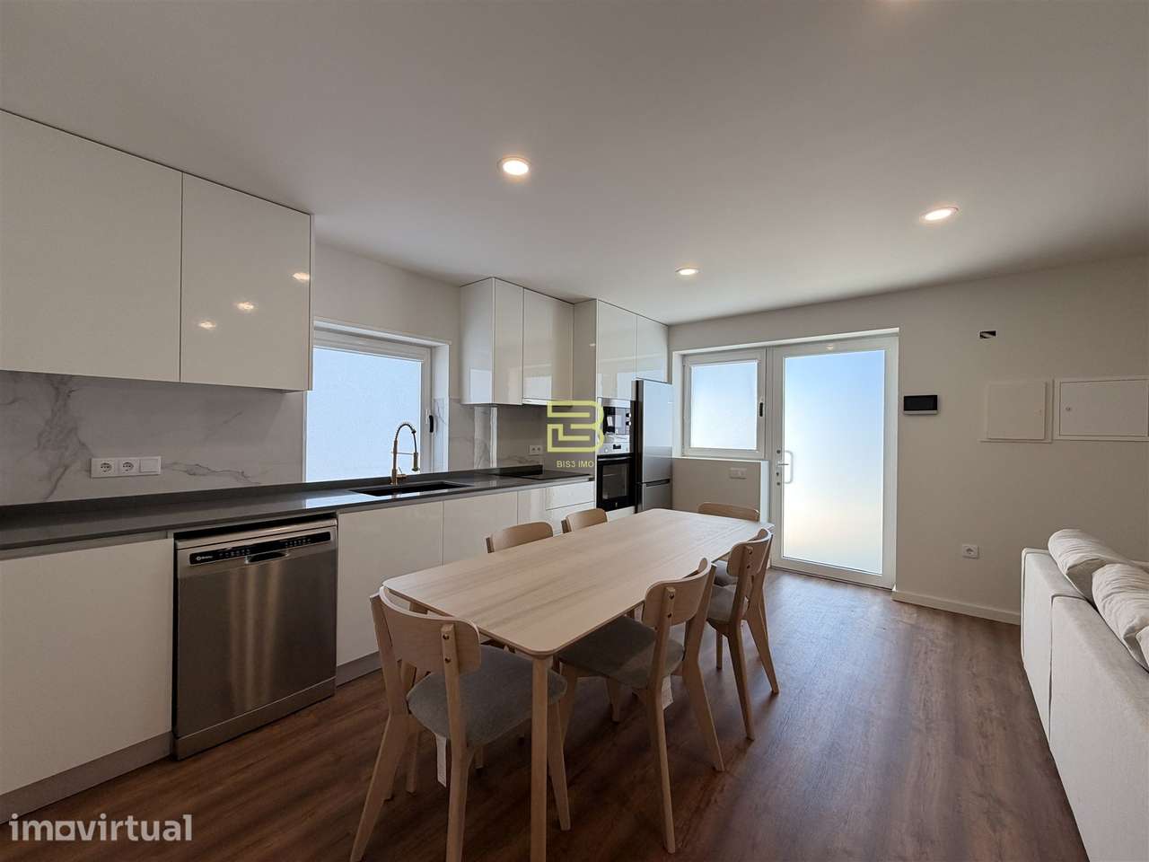 APARTAMENTO T2 totalmente RENOVADO, cozinha em OPEN SPACE, 2 Lugares d - Grande imagem: 5/15