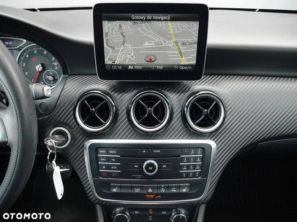 Mercedes-Benz GLA 180 7G-DCT - 17