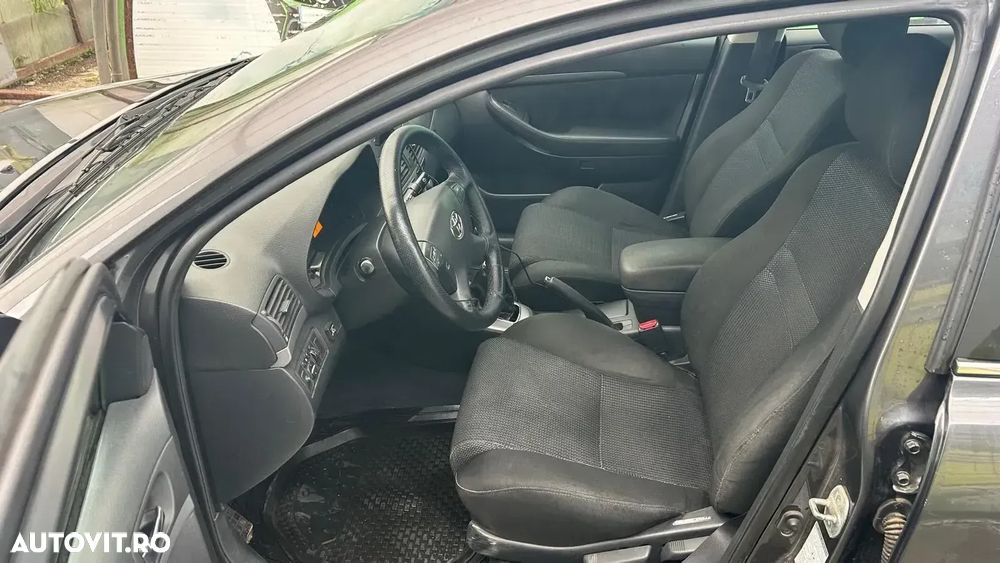Toyota Avensis 1.6 Sedan Luna - 6