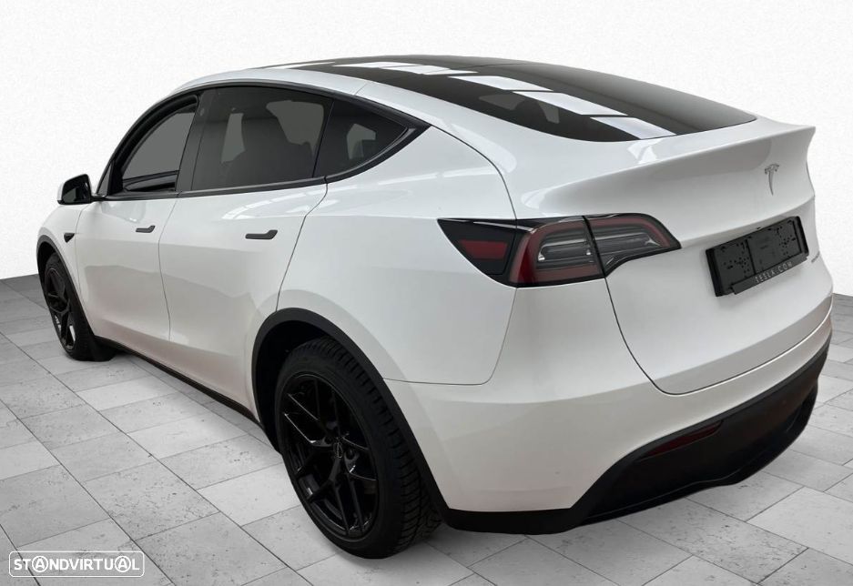 Tesla Model Y - 8
