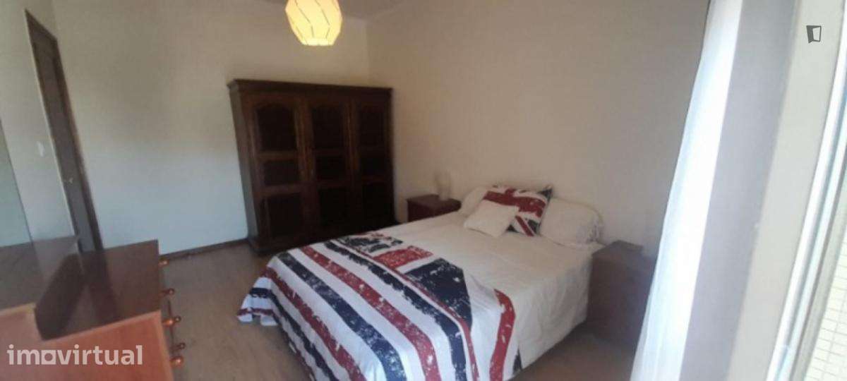 Quarto - localizado em Lordelo do Ouro Porto - Grande imagem: 5/9