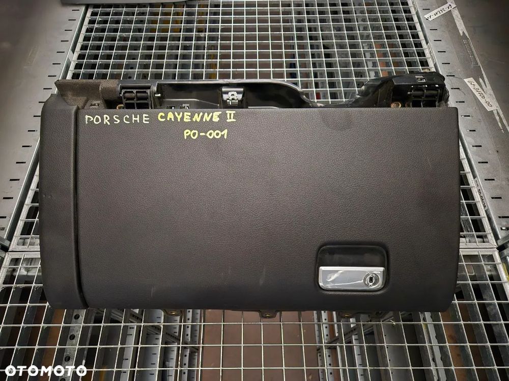 VOLKSWAGEN PORSCHE SCHOWEK PASAŻERA, ŚRODKOWY, KIEROWCY. - 23