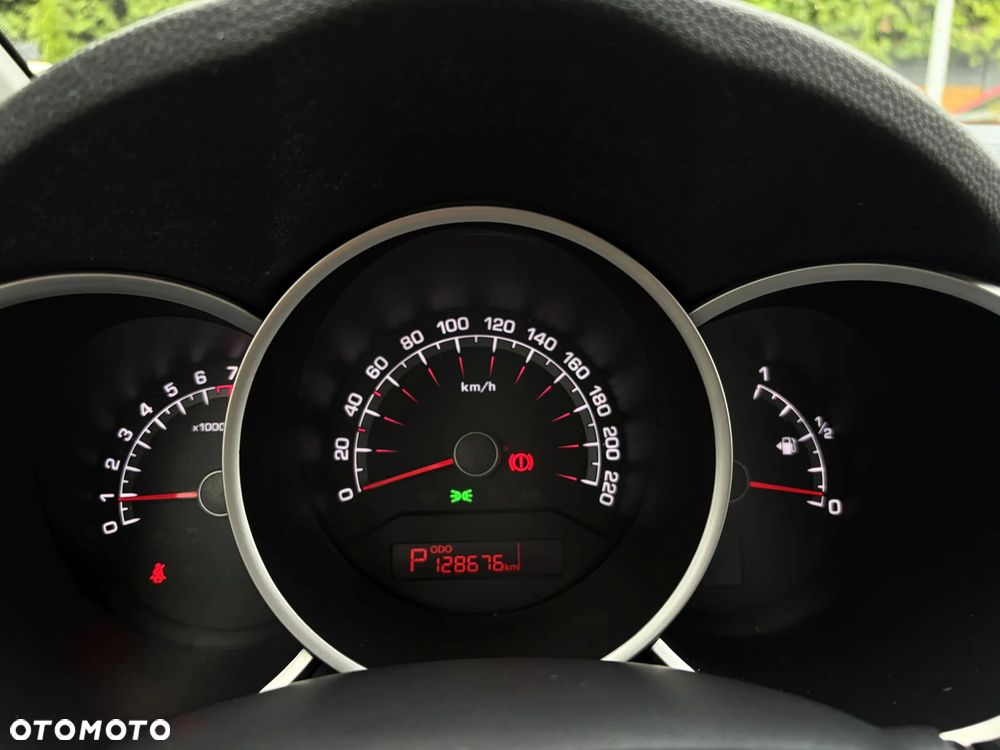 Kia Venga 1.6 CVVT Automatik UEFA EURO 2016 - 21