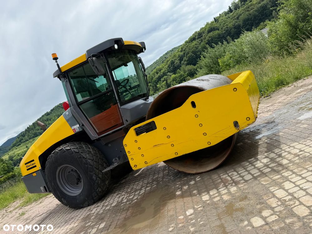 Atlas Copco DYNAPAC CA3500D Walec Drogowy Terenowy Guma-Stal. 12 ton. Import Norwegia 2015rok. Maszyna w pięknym stanie! Wentylacja Klima. Serwisy w Dekra AKTUALNE. Zero zniszczeń IGŁA Po serwisach eksploatacyjnych w Norwegii. Walec z Upadłości od pierwszego właściciela. Posiada system przeciwpożarowy! Obrotowy fotel wraz ze sterowaniem. Gniazdo 230volt. Dokumenty Dekra! Silnik Cummins 140Km. Nagłośnienie radio na pilot! Usb. Zero luzów i wycieków! - 34