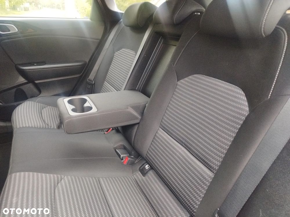 Kia Ceed - 40