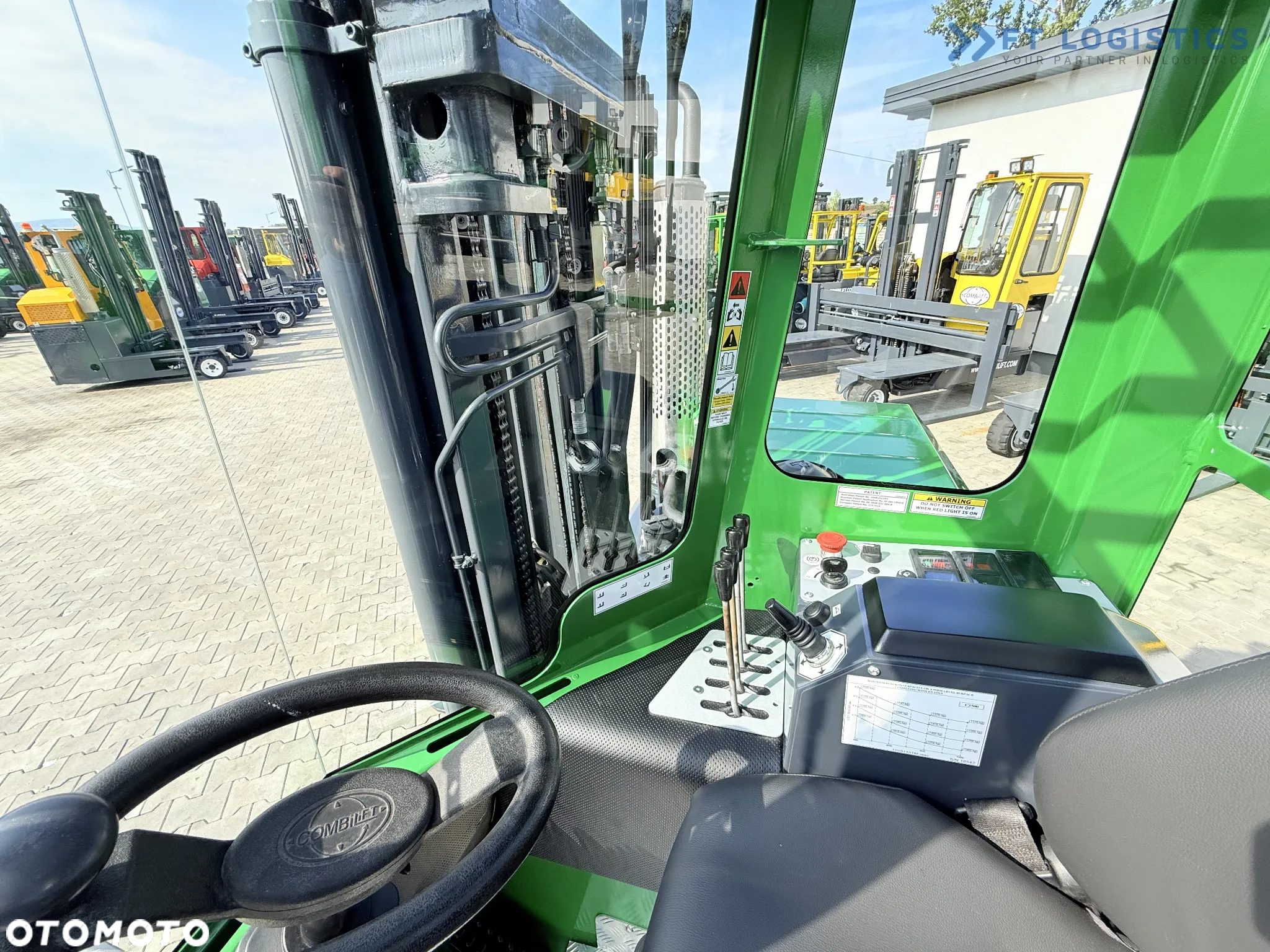 Combilift C2500 / GAS / TRIPLEX 4900MM / WOLNY SKOK /JEDYNE 2446 MOTOGODZIN /  POZYCJONER WIDEŁ / PEŁNA KABINA / STAN IDEALNY / Szeroka oferta wózków czterokierunkowych i bocznych, dopasowanych do różnorodnych potrzeb i zastosowań - 24