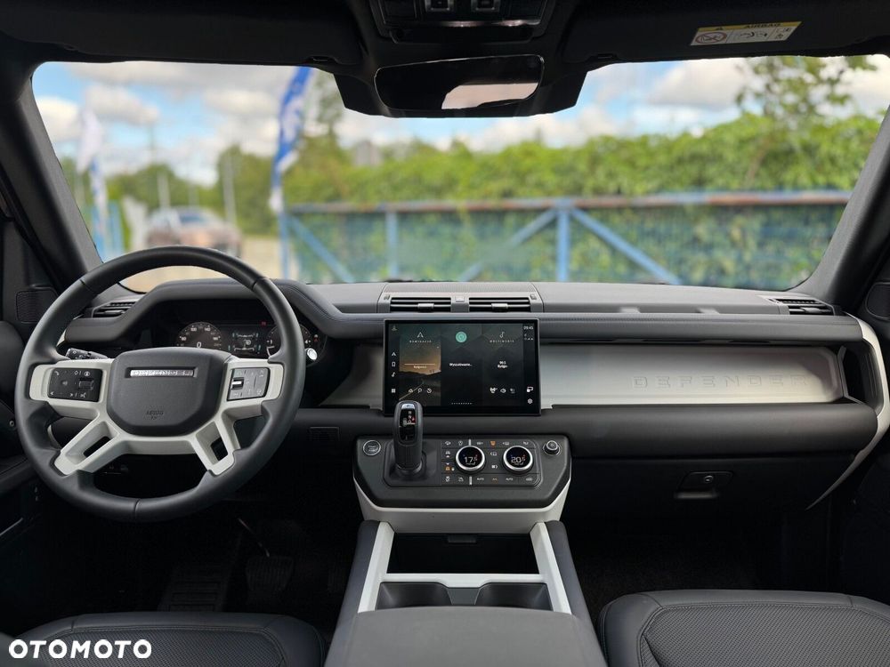 Land Rover Defender - 24