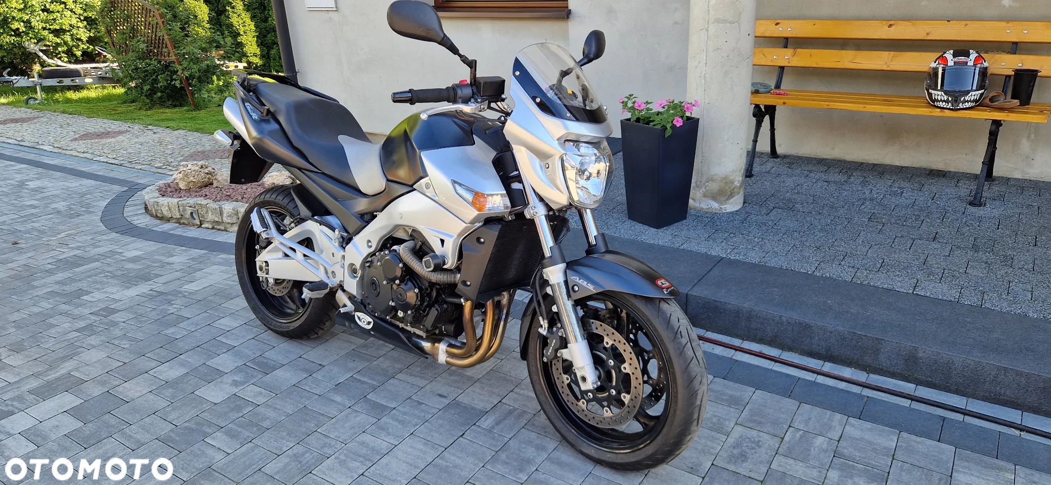 Suzuki GSR - 1