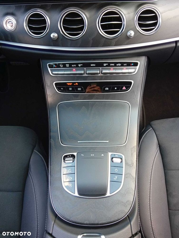 Mercedes-Benz Klasa E 220 d 4-Matic AMG - 24