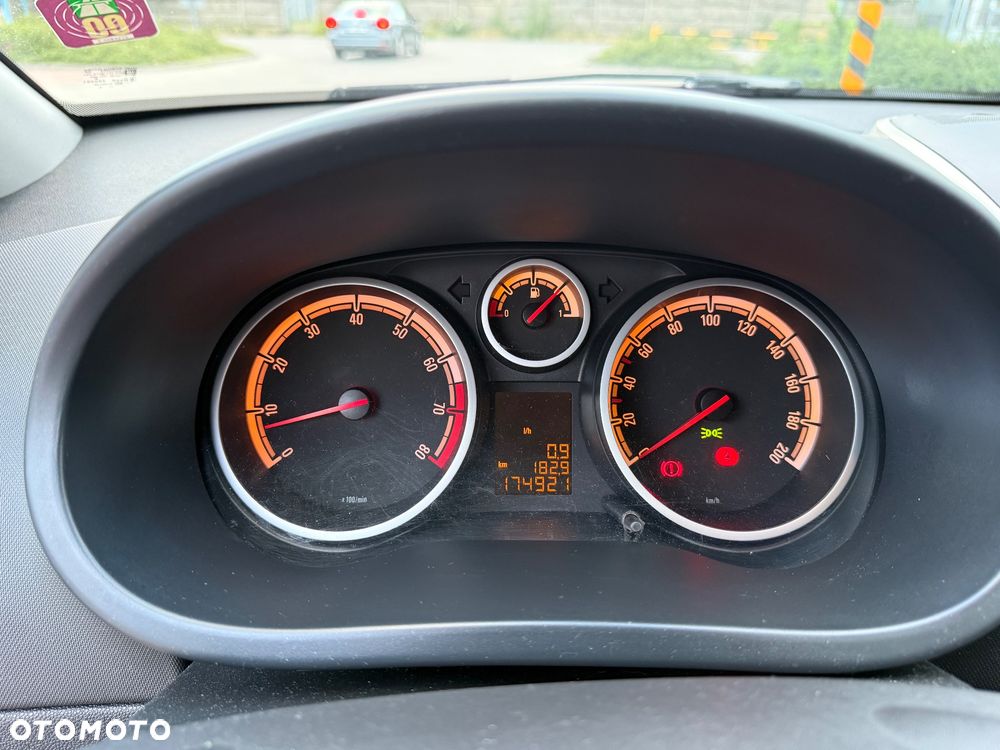 Opel Corsa 1.4 16V Cosmo - 9