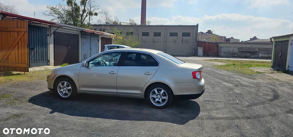 Volkswagen Jetta 1.6 Comfortline - 14