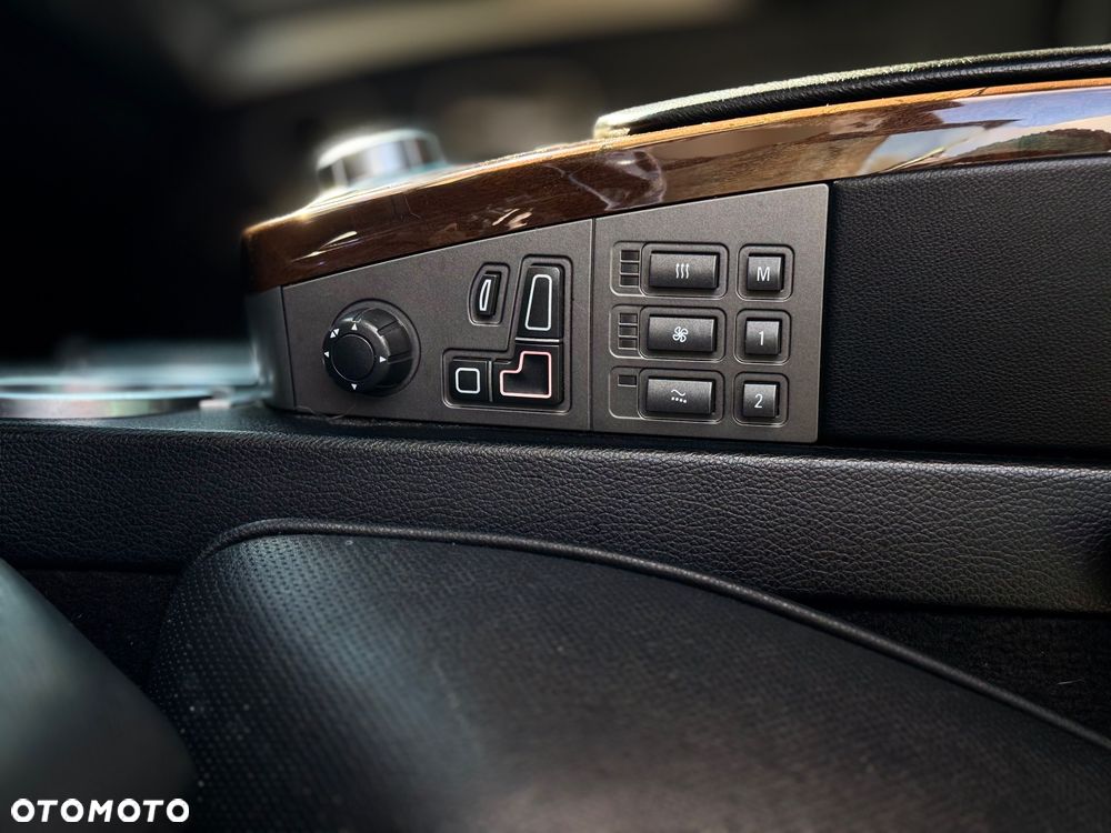 BMW Seria 7 750i L - 15