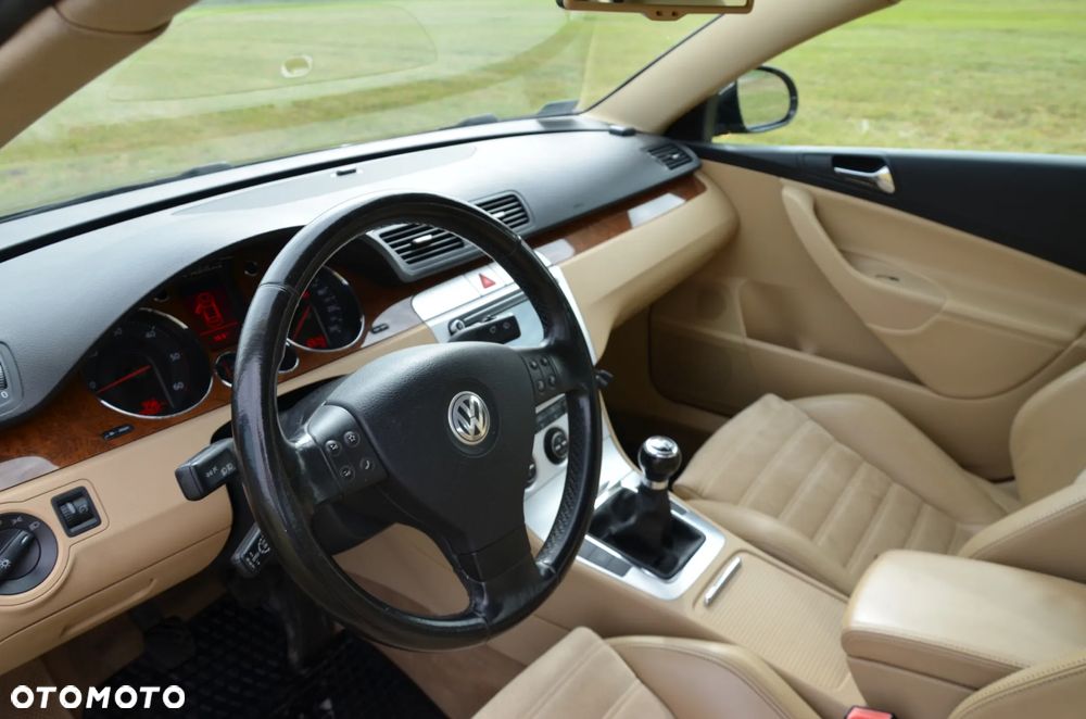 Volkswagen Passat 2.0 TDI DPF Highline - 16