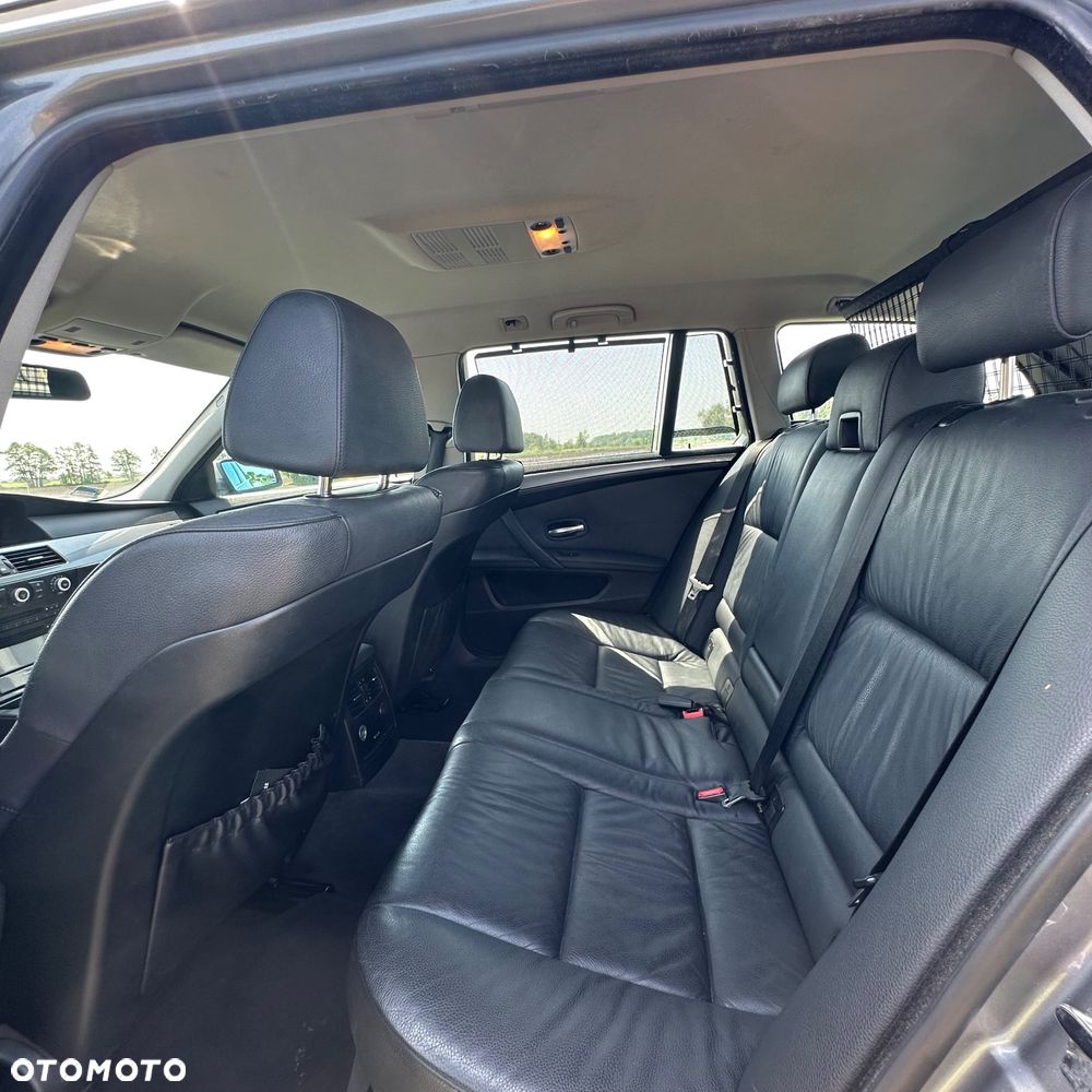 BMW Seria 5 525xi - 24