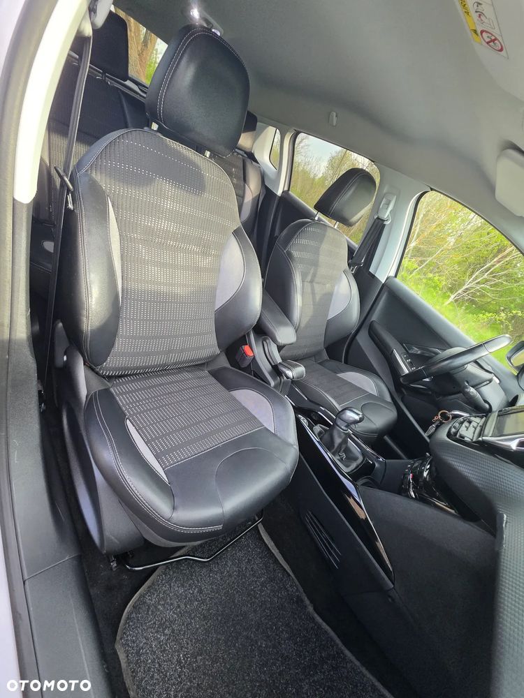 Peugeot 2008 BlueHDi 100 STOP & START Allure - 29