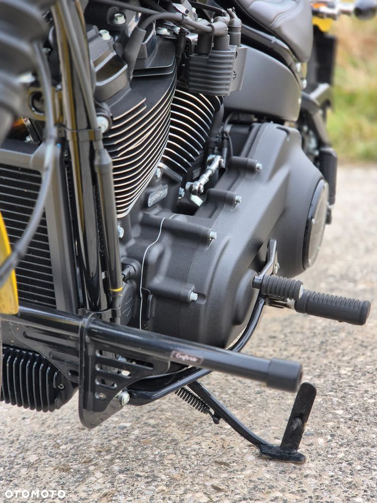 Harley-Davidson Softail Street Bob - 24