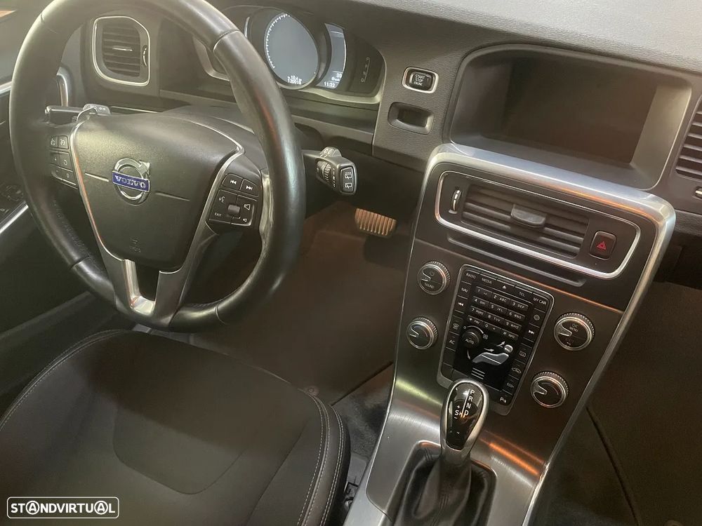 Volvo V60 Cross Country 2.0 D3 Momentum Geartronic - 15