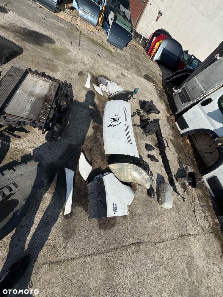 Fiat ducato 3 wysoki maxi biały 2. itd  Drzwi tył prawe lewe tylnie -500zl sztuka  drzwi przednie prawe lewe -500 zł kompletne sztuka  Lusterko prawe lewe 200 zł sztuka  Błotnik przedni prawy lewy -250 sztuka  Podszybie 150zl  Zbiorniczek spryskiwaczy 150 sztuka  Obudowa filtra powietrza filtr -200zl  Zbiorniczek płynu chłodzącego  -100 Maska  -250  Pas przedni z choodnicami -900zl  Serwo -100 Zderzak przód przedni  450 zł  Nadkole 100zł  Belka przod przednia -250 - 6