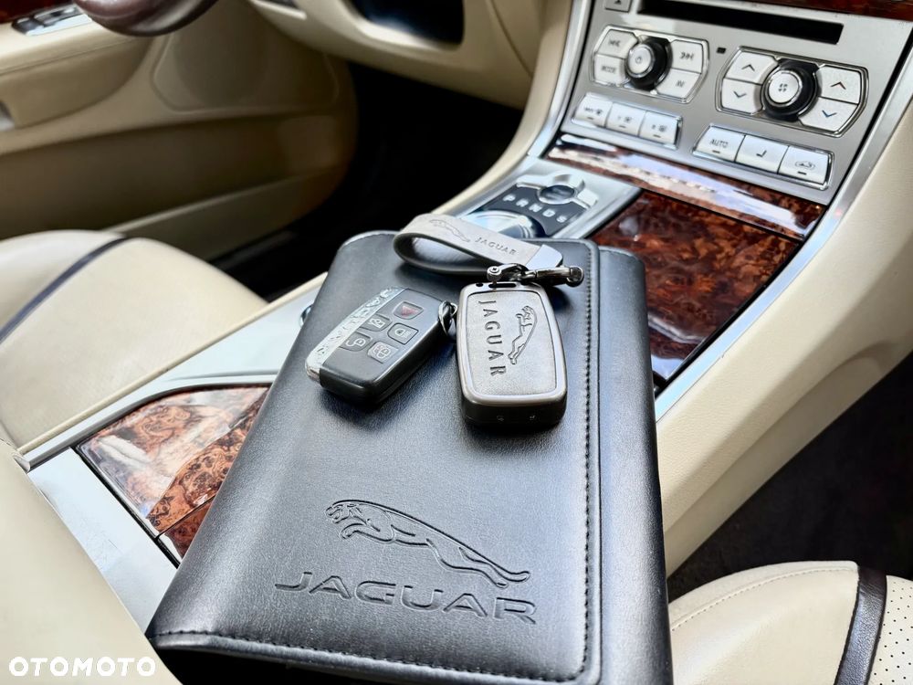 Jaguar XF 35t AWD Portfolio - 15