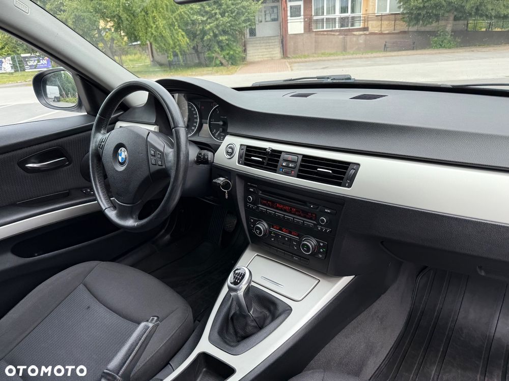 BMW Seria 3 318d DPF Touring Edition Lifestyle - 10