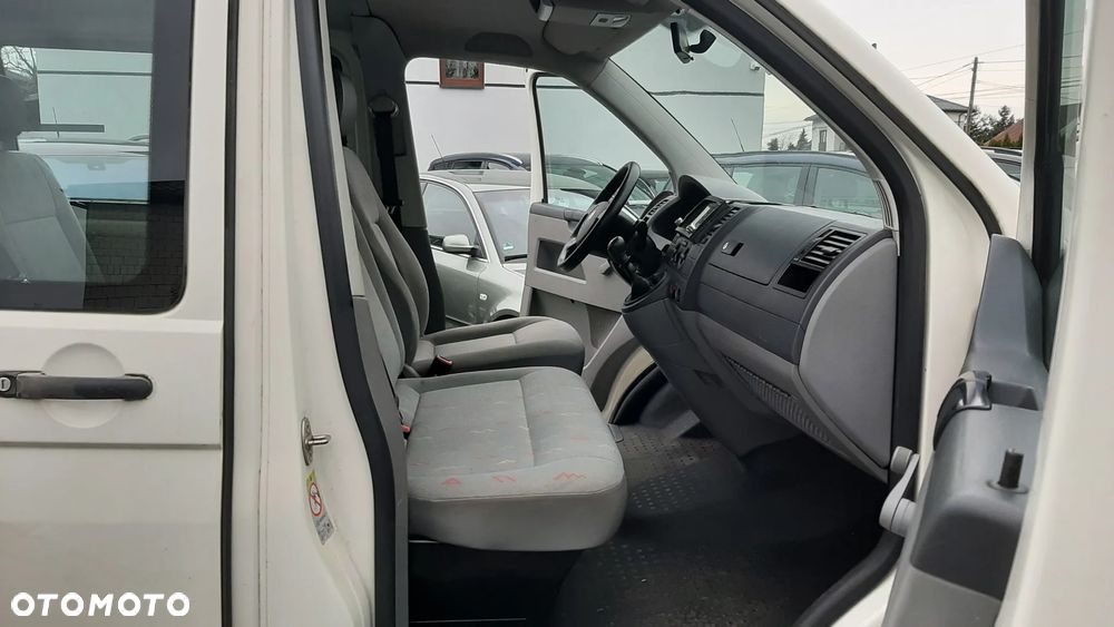 Volkswagen Caravelle - 8