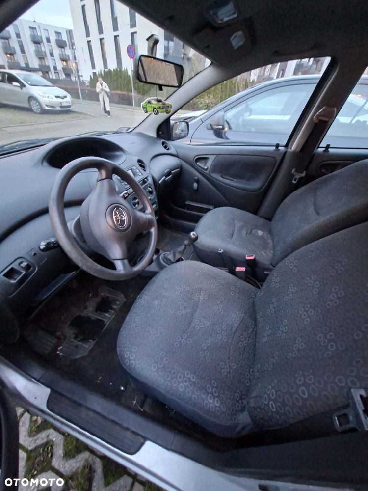 Toyota Yaris 1.0 Base - 6