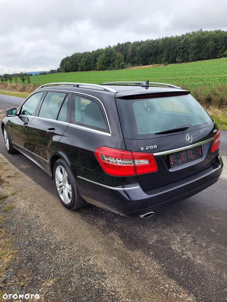 Mercedes-Benz Klasa E 200 CGI BlueEffICIENCY Avantgarde - 16