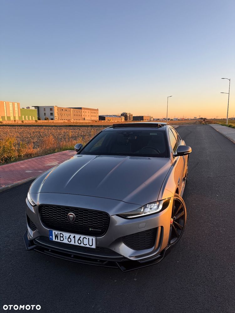 Jaguar XE 2.0 P300 AWD R-Dynamic HSE - 2